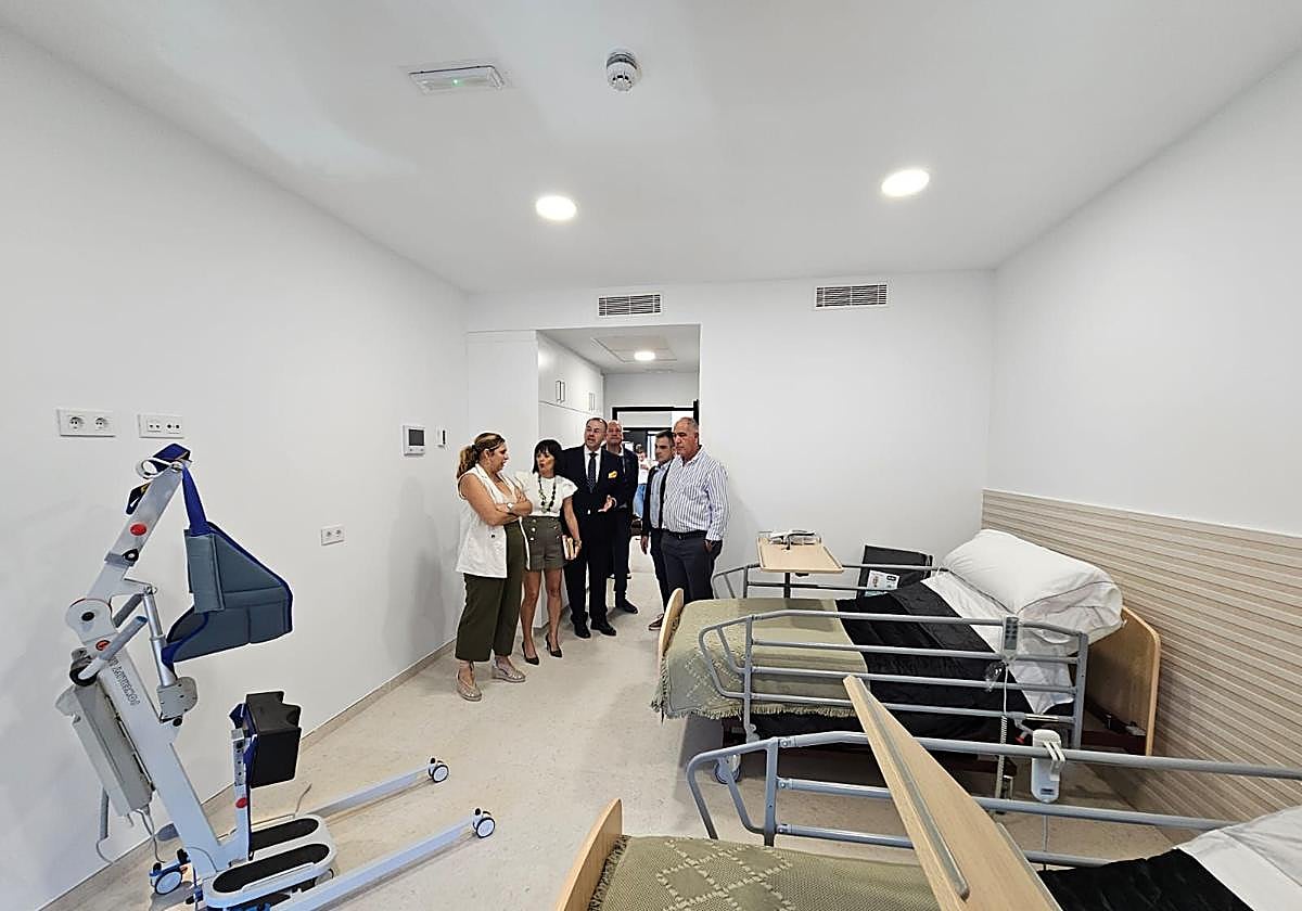 Visita de las autoridades a la obra de la residencia en octubre de 2023, cuando estaba ya casi terminada y equipada.