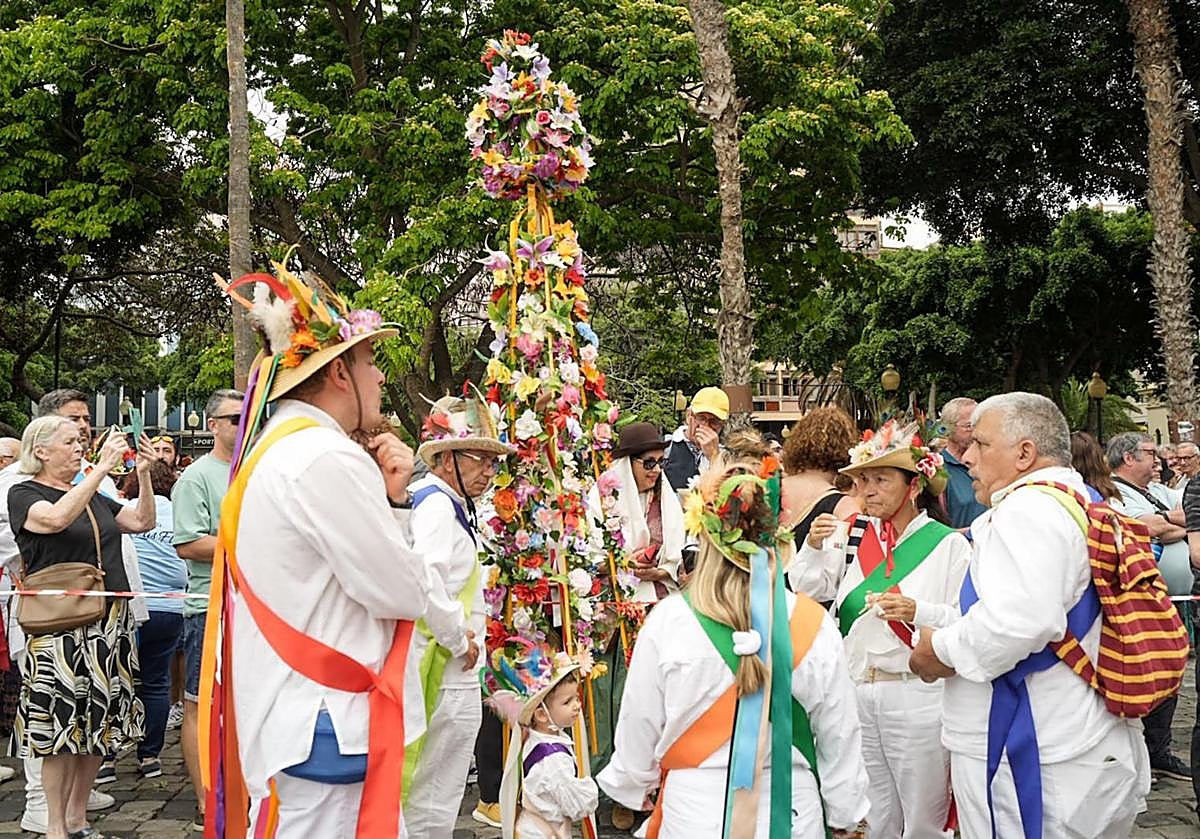 Imagen del Paseo Romero de este viernes en Las Palmas de Gran Canaria, con la Danza de las flores.