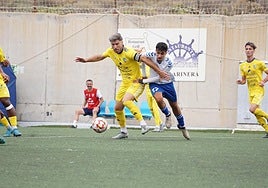 Stephane y Andrés Rivero pugnan por un balón en el Juan Guedes.