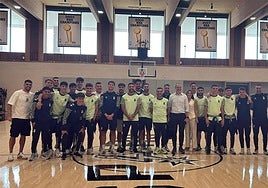 La expedición amarilla en su visita a la cancha de entrenamiento de los Spurs.