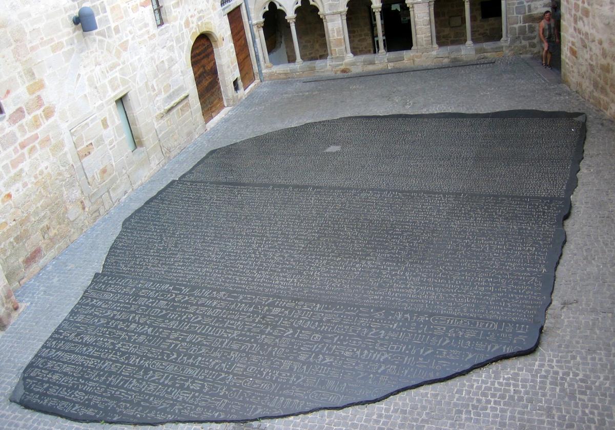Copia gigante de la piedra de rosetta creada por Joseph Kosuth en figeac, Francia, lugar de nacimiento de jean-françois champollion.