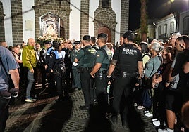 La Guarcia Civil durante la BAjada de la Virgen del Pino.