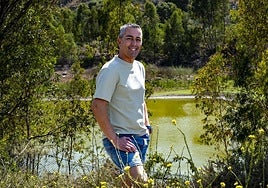 José Hernández posa ante la Charca de los Llanos de María Rivera, emblema de ese barrio fronterizo.