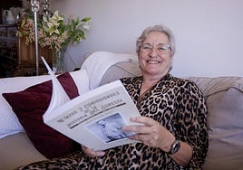 Mima Morales, con el libro que será reeditado con nueva información.