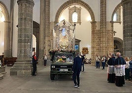 La patrona durante su recorrido hacia la catedral.