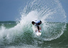 Un surfista atacando una ola.