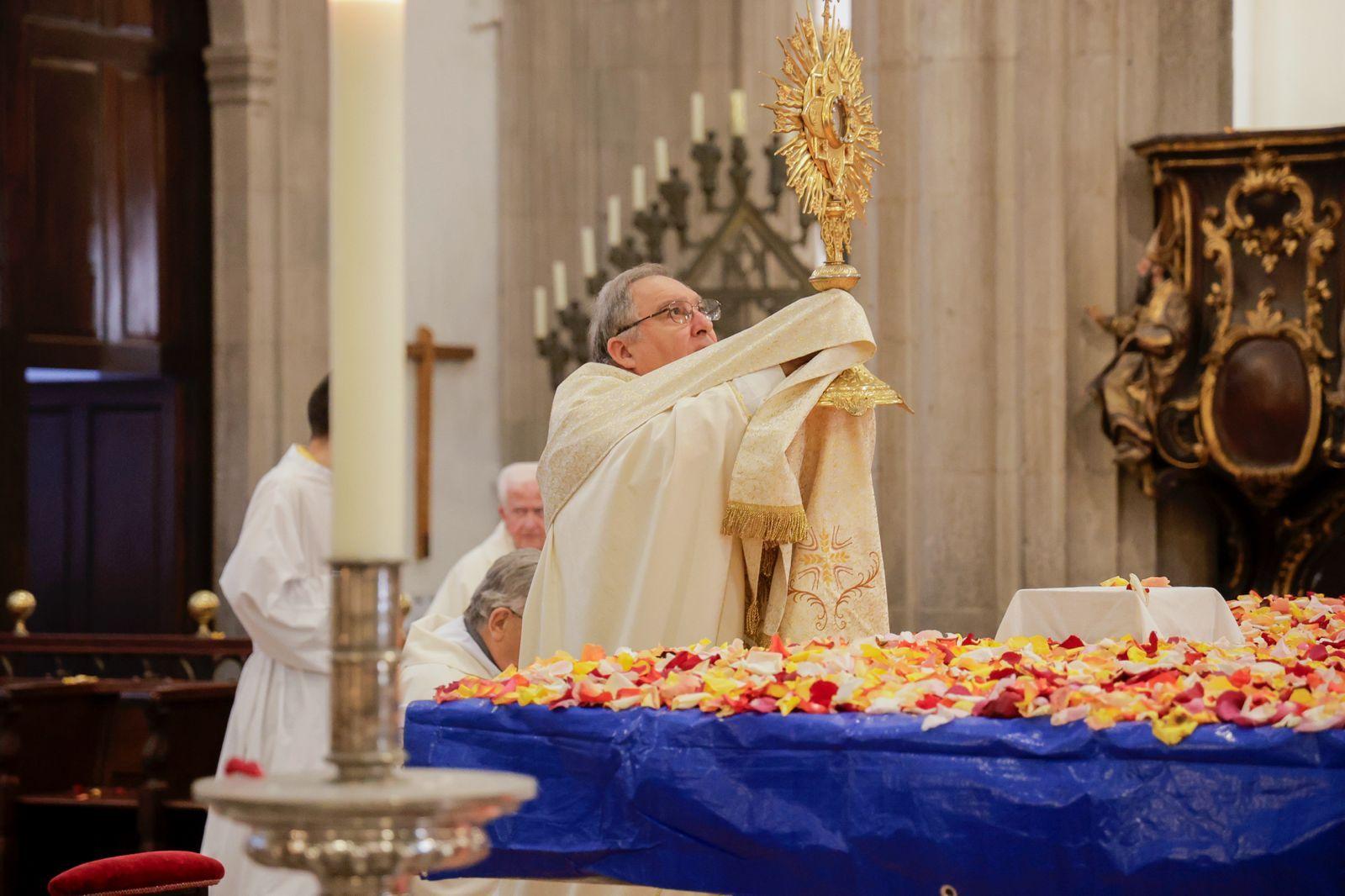 Los fieles acompañan a la Virgen del Pino en la catedral