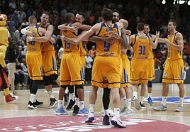 Los jugadores del Granca celebran la clasificación para las semifinales en la Fonteta en 2018.