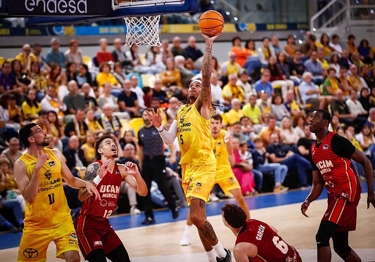 El escolta norteamericano del Gran Canaria, Caleb Homesley, anota con facilidad en el compromiso liguero contra el UCAM Murcia.