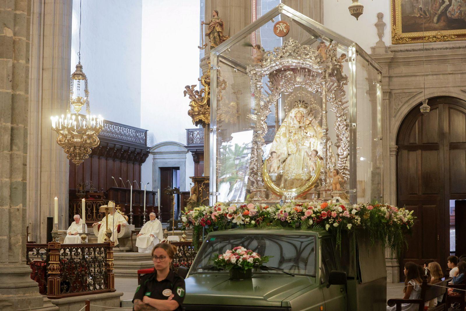Los fieles acompañan a la Virgen del Pino en la catedral