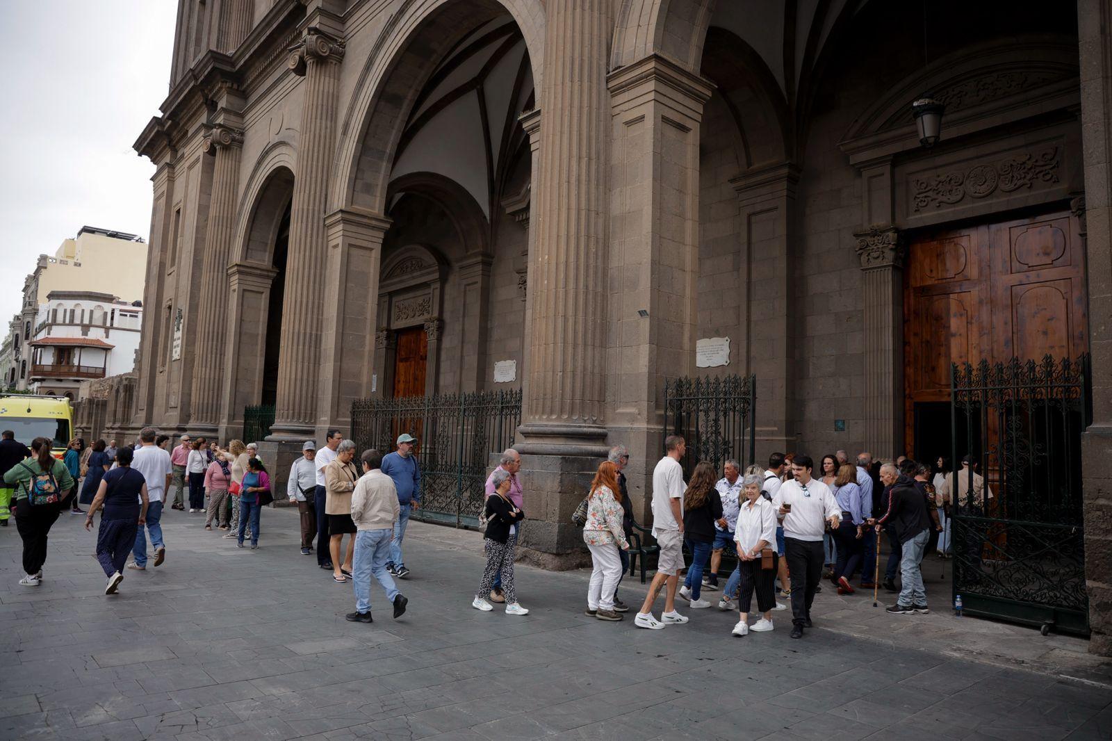 Los fieles acompañan a la Virgen del Pino en la catedral