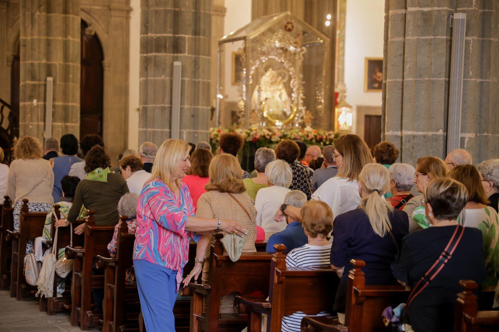 Los fieles acompañan a la Virgen del Pino en la catedral