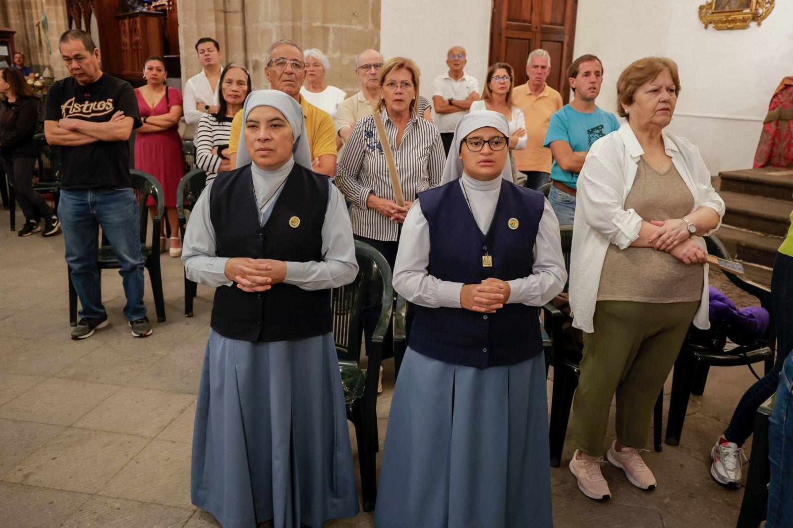 Los fieles acompañan a la Virgen del Pino en la catedral