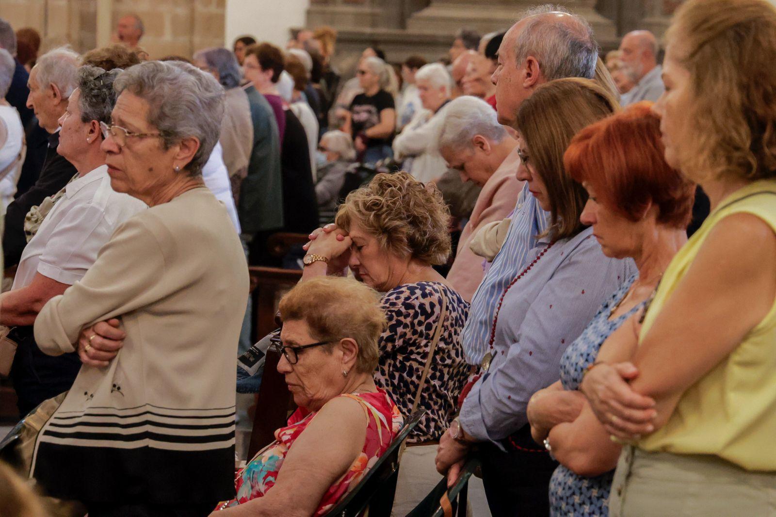 Los fieles acompañan a la Virgen del Pino en la catedral