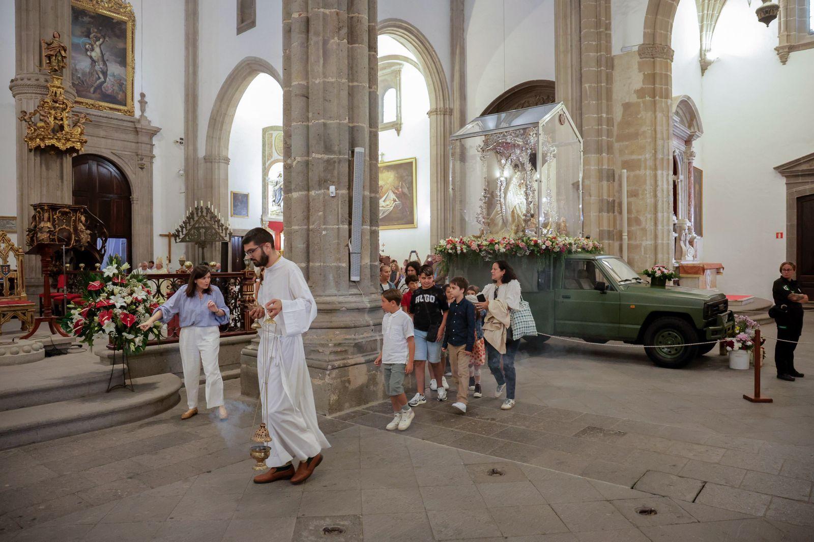 Los fieles acompañan a la Virgen del Pino en la catedral