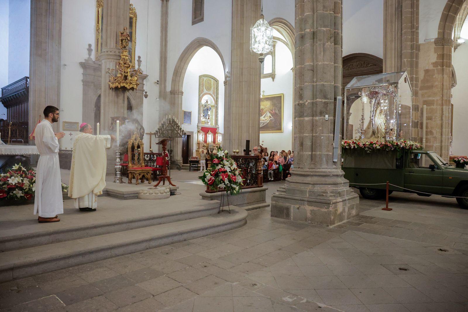 Los fieles acompañan a la Virgen del Pino en la catedral