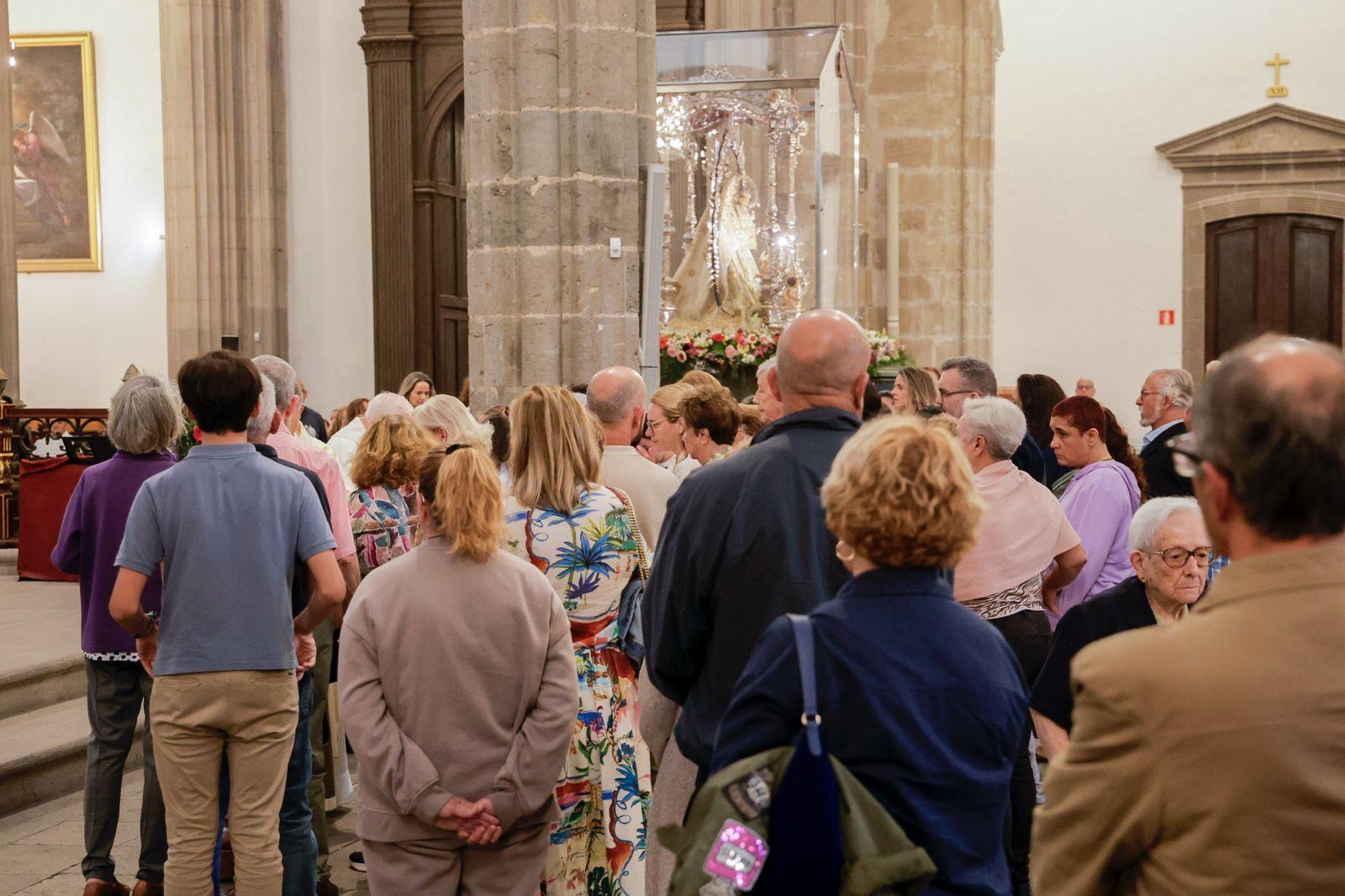 Los fieles acompañan a la Virgen del Pino en la catedral