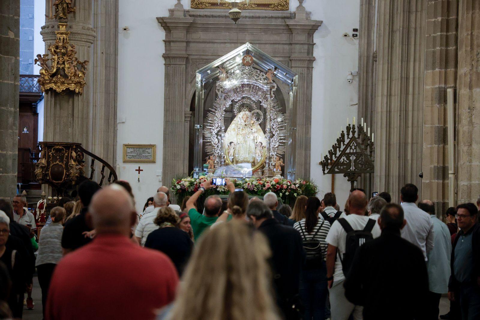 Los fieles acompañan a la Virgen del Pino en la catedral