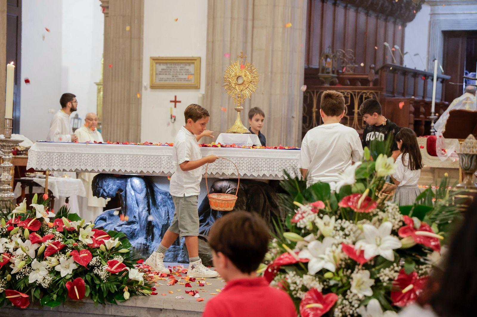 Los fieles acompañan a la Virgen del Pino en la catedral