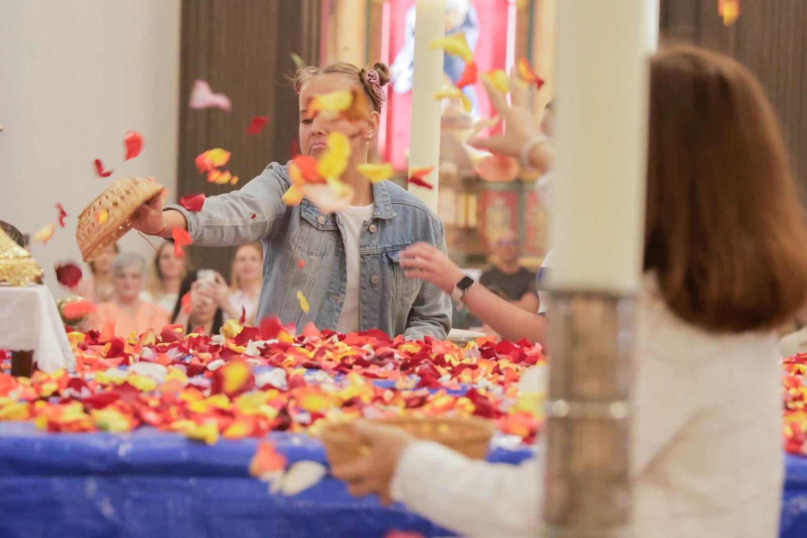 Los fieles acompañan a la Virgen del Pino en la catedral