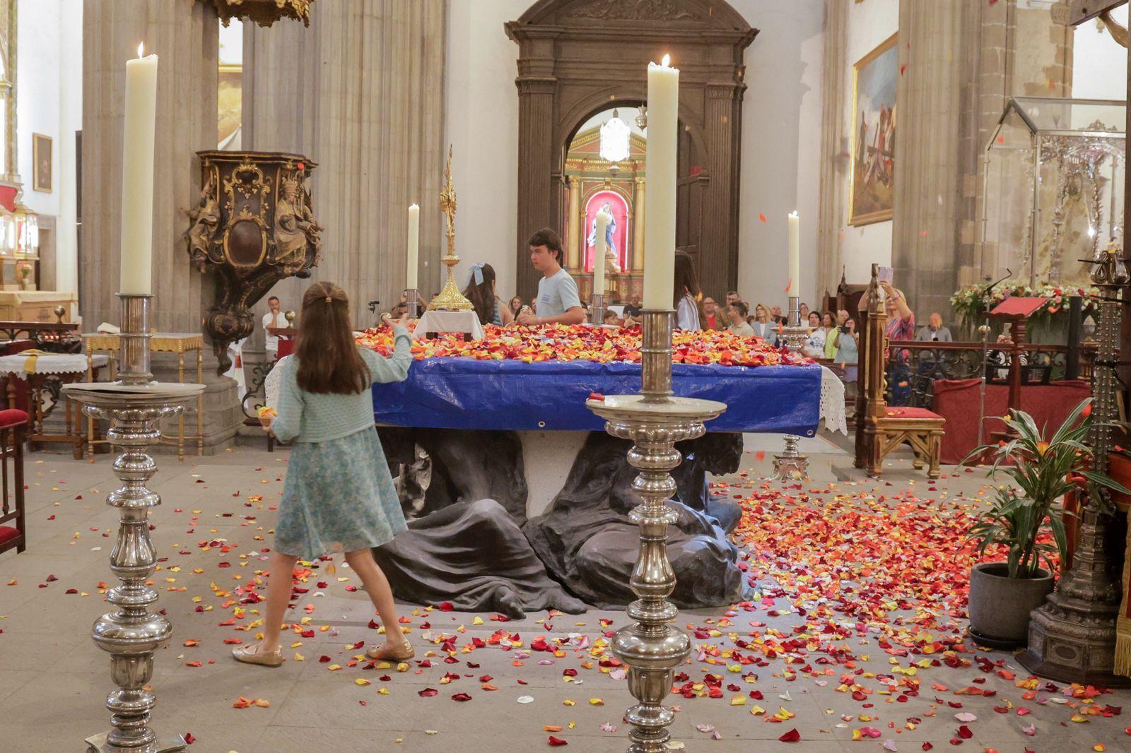 Los fieles acompañan a la Virgen del Pino en la catedral