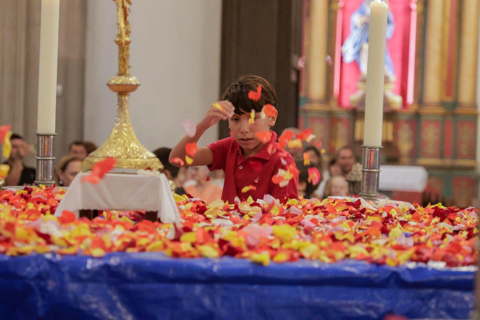 Los fieles acompañan a la Virgen del Pino en la catedral