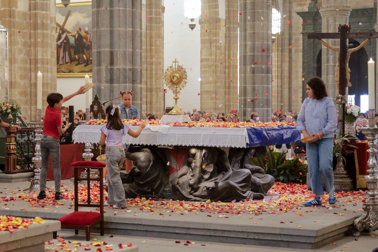Los fieles acompañan a la Virgen del Pino en la catedral