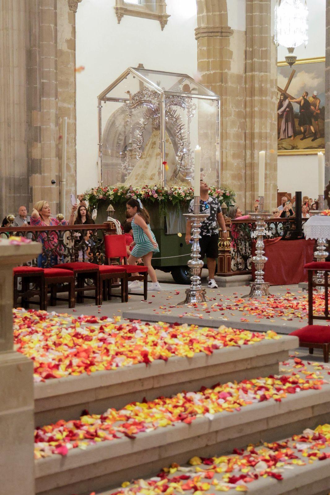 Los fieles acompañan a la Virgen del Pino en la catedral