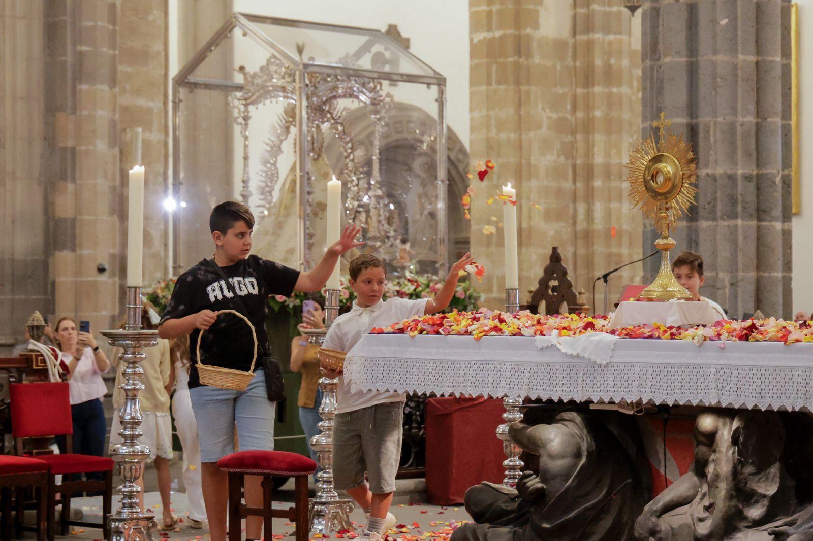 Los fieles acompañan a la Virgen del Pino en la catedral