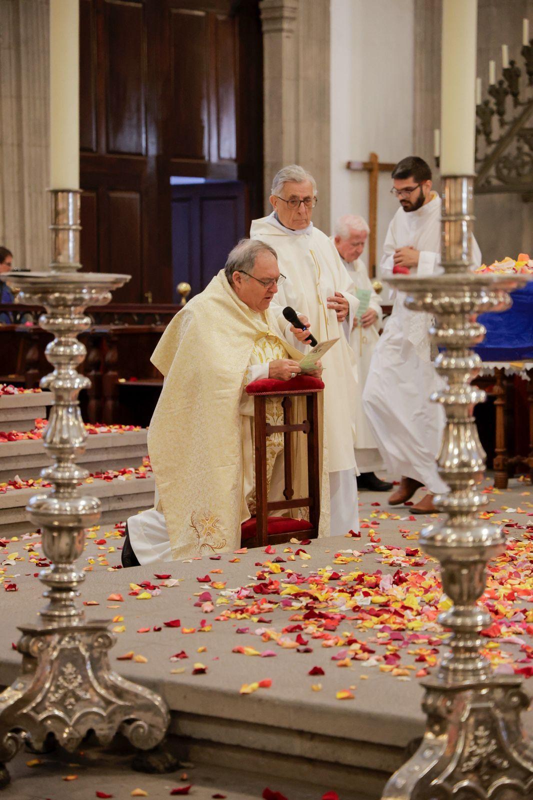 Los fieles acompañan a la Virgen del Pino en la catedral