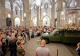 Los fieles acompañan a la Virgen del Pino en la catedral