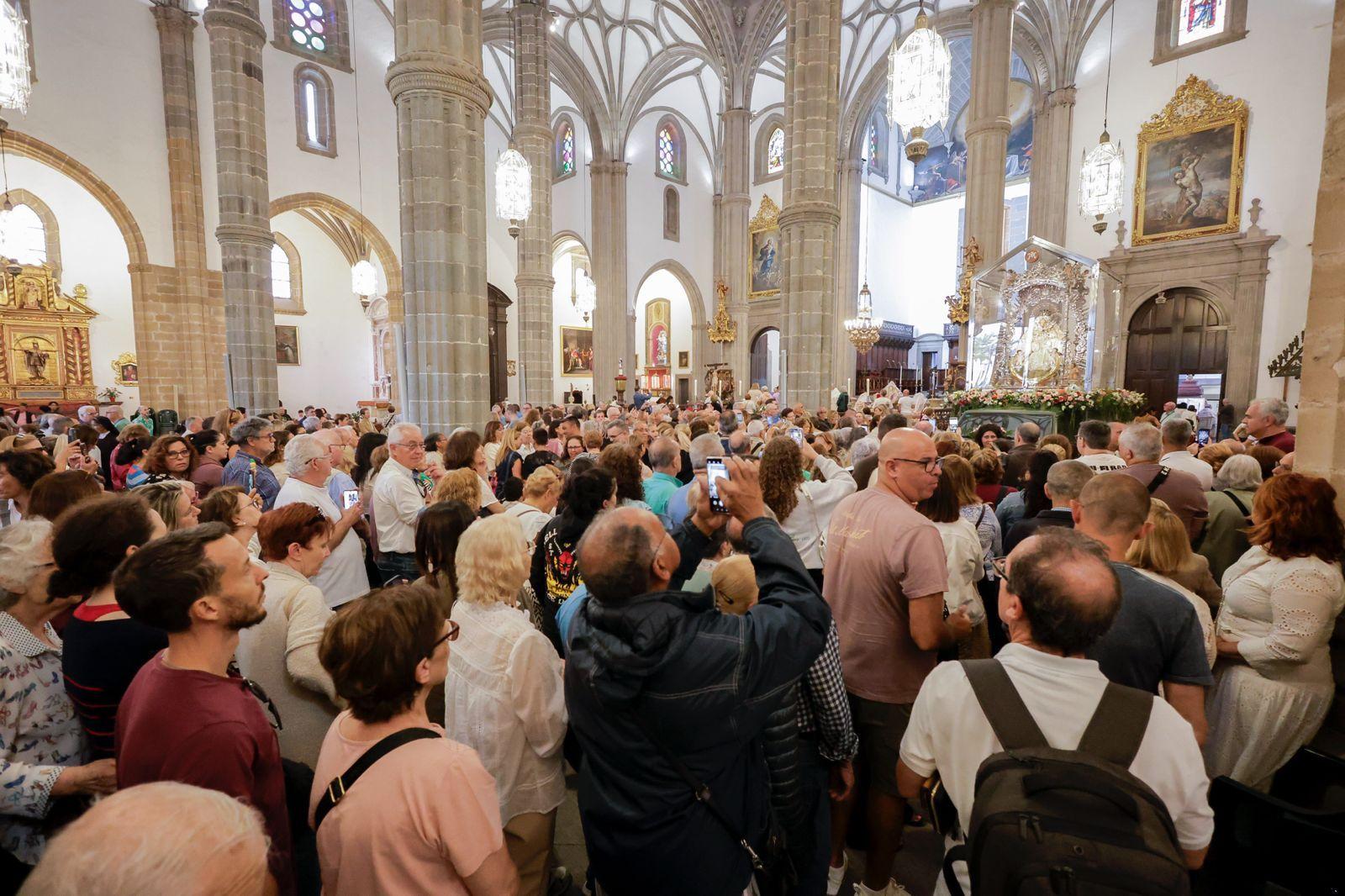 Los fieles acompañan a la Virgen del Pino en la catedral