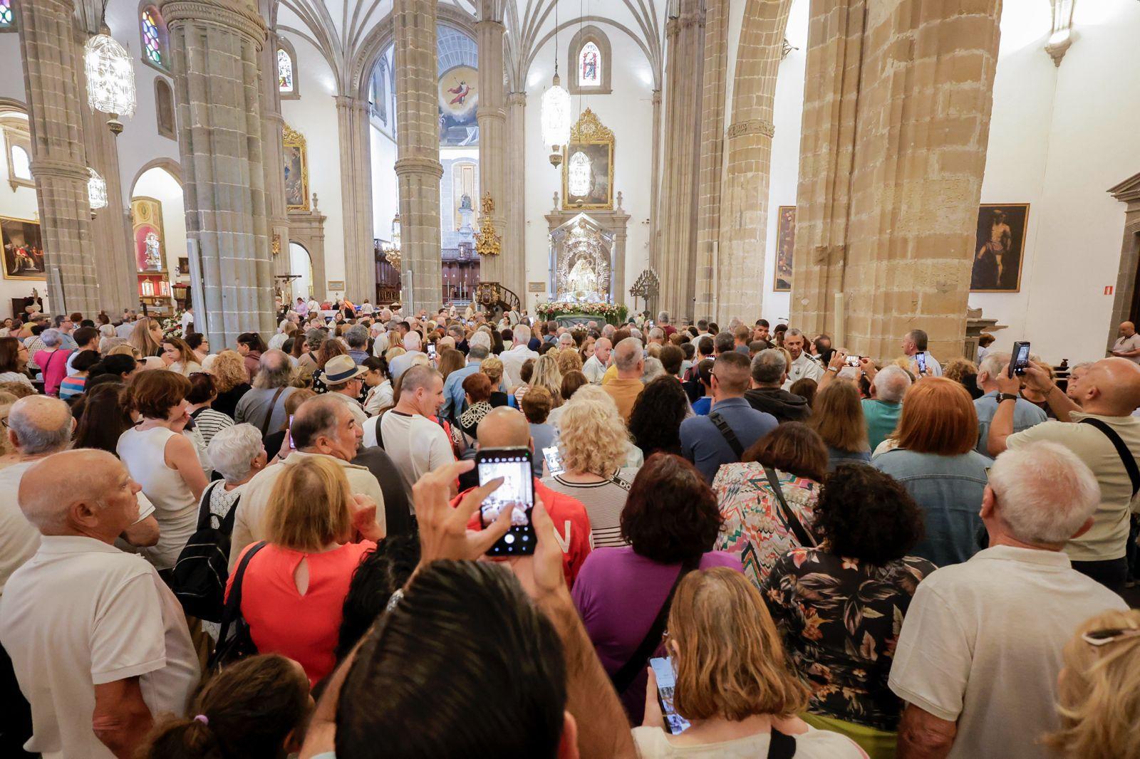 Los fieles acompañan a la Virgen del Pino en la catedral