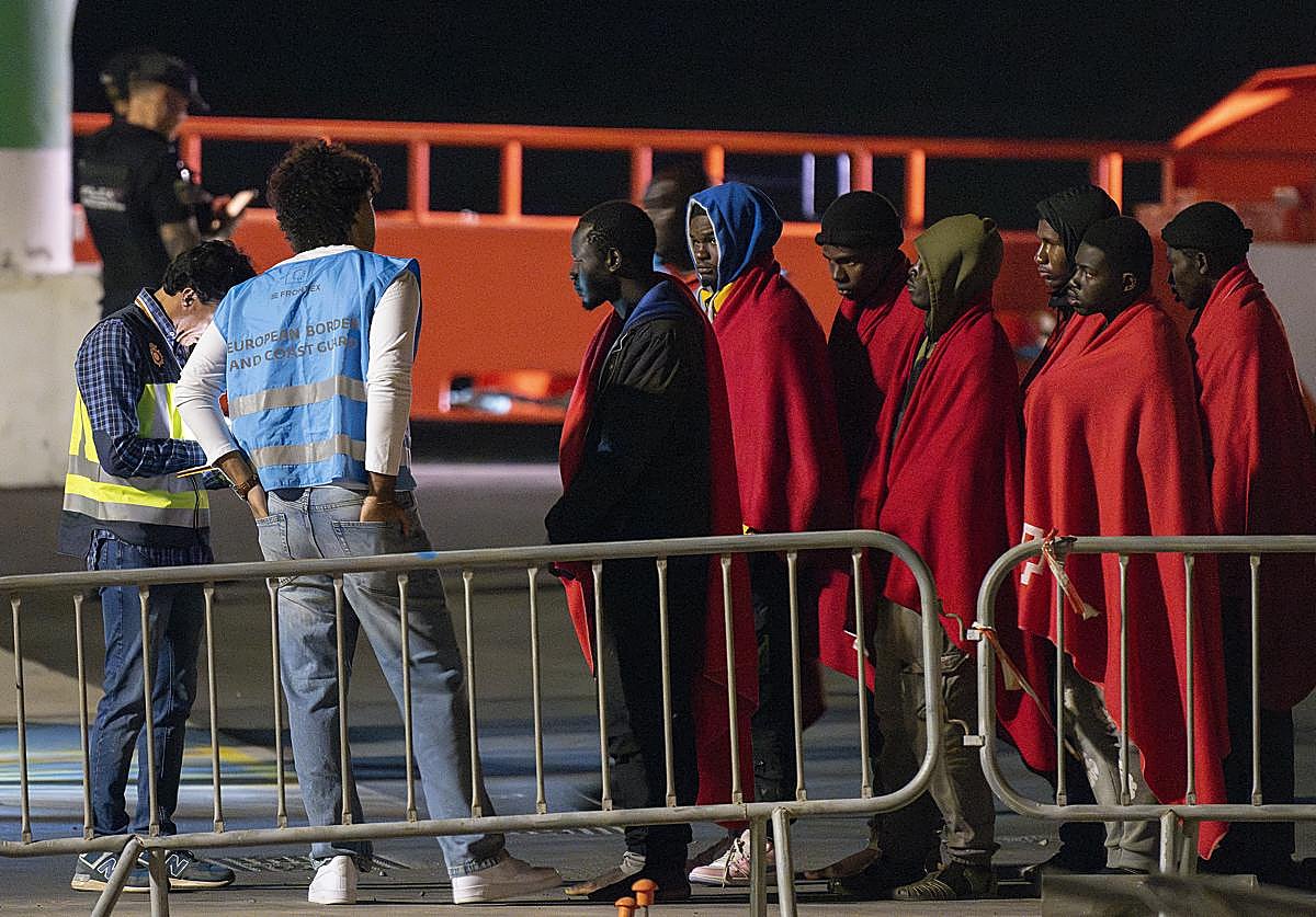 La Guardamar Polimnia, de Salvamento Marítimo, ha rescatado a 69 personas de origen subsahariano, cuando viajaban en una embarcación al nordeste de Lanzarote. Todos han sido trasladados al puerto de Arrecife en aparente buen estado de salud.
