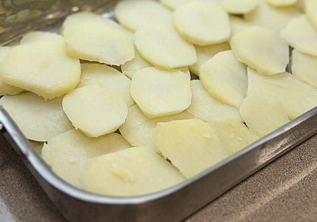 Cubrimos la base de la bandeja con las papas