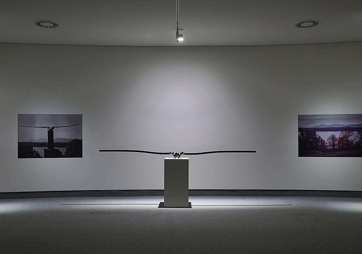 Imagen principal - Dos imágenes de las piezas en la Cúpula del Niemeyer y Marta Chirino, junto a una imagen de su padre, que se incluye en la exposición.