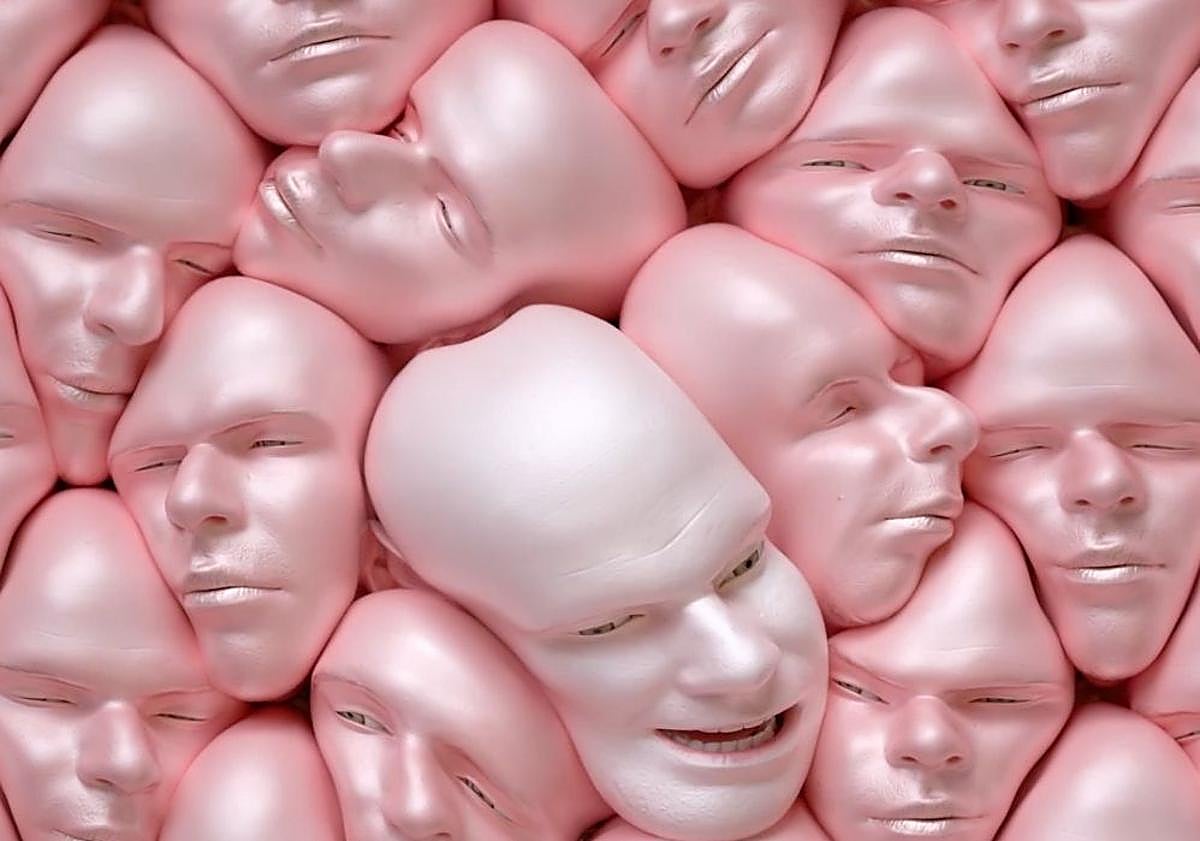 Imagen principal - Trabajo de Oliver Latta exhibido en ArtFutura y otra de las inquietantes propuestas del festival.