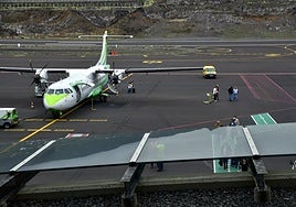 Imagen de un avión de Binter en el aeropuerto de Santa Cruz de La Palma.