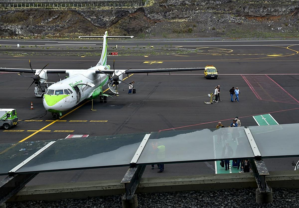 Imagen de un avión de Binter en el aeropuerto de Santa Cruz de La Palma.