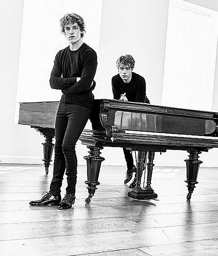 Imagen secundaria 2 - Imagenes promocionales de los dos jóvenes pianistas holandeses.