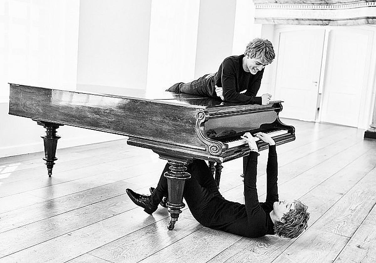 Imagen principal - Imagenes promocionales de los dos jóvenes pianistas holandeses.