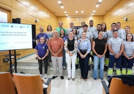 La presidenta Lola García y la consejera de área, Nuria Cabrera, entre otros, con las trabajadoras y los trabajadores de ambos planes de empleo.