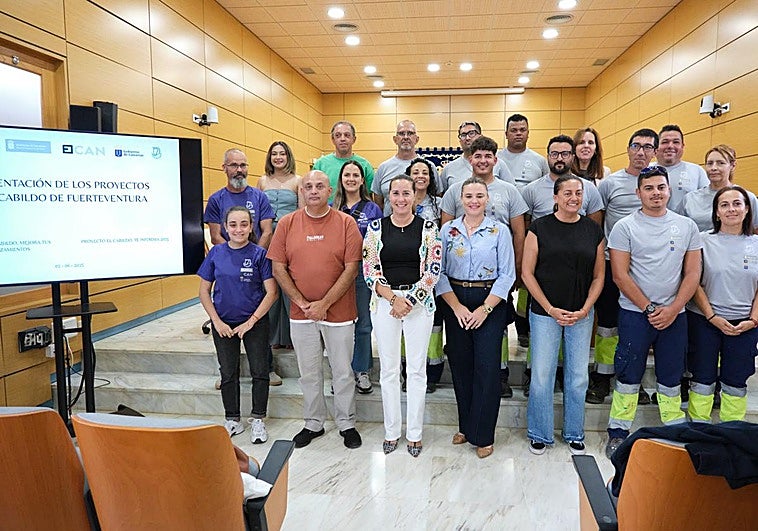 La presidenta Lola García y la consejera de área, Nuria Cabrera, entre otros, con las trabajadoras y los trabajadores de ambos planes de empleo.
