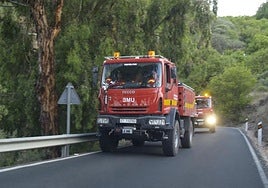 Camiones de la Unidad Militar de Emergencias subiendo a un incendio forestal en las cumbres.
