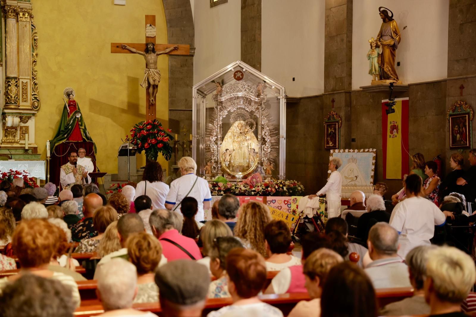 La virgen del Pino visita a los mayores de Vecindario