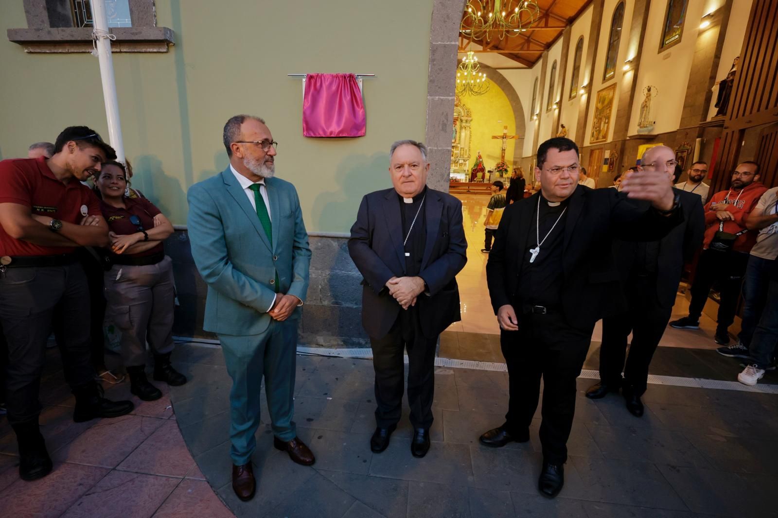 Acto institucional, autoridades, placa y ambiente