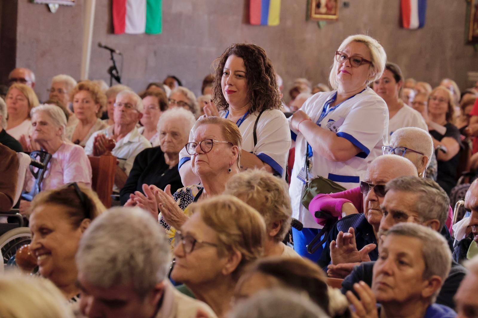 La virgen del Pino visita a los mayores de Vecindario