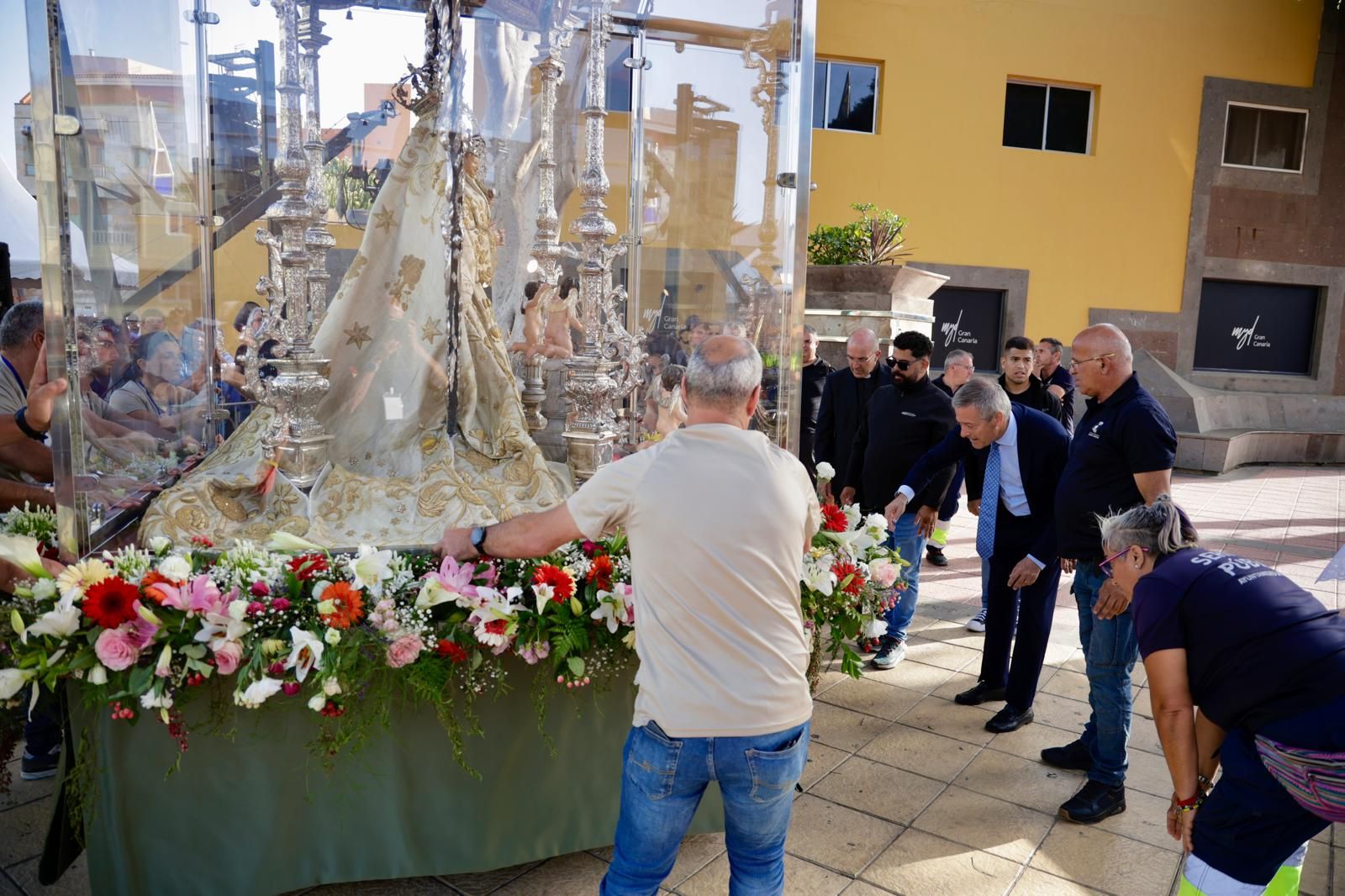 La Virgen del Pino sale a la plaza de San Rafael