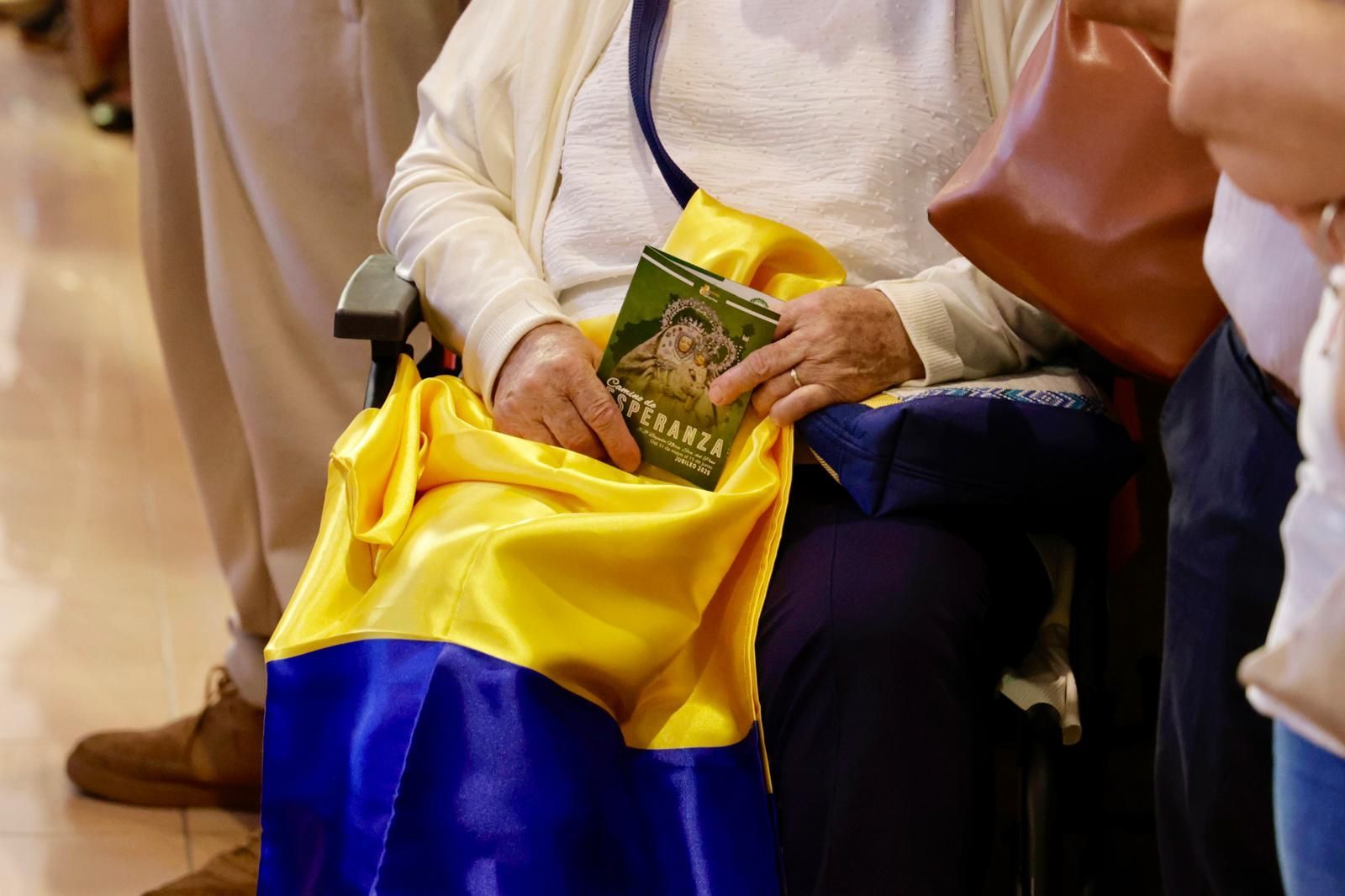 La virgen del Pino visita a los mayores de Vecindario