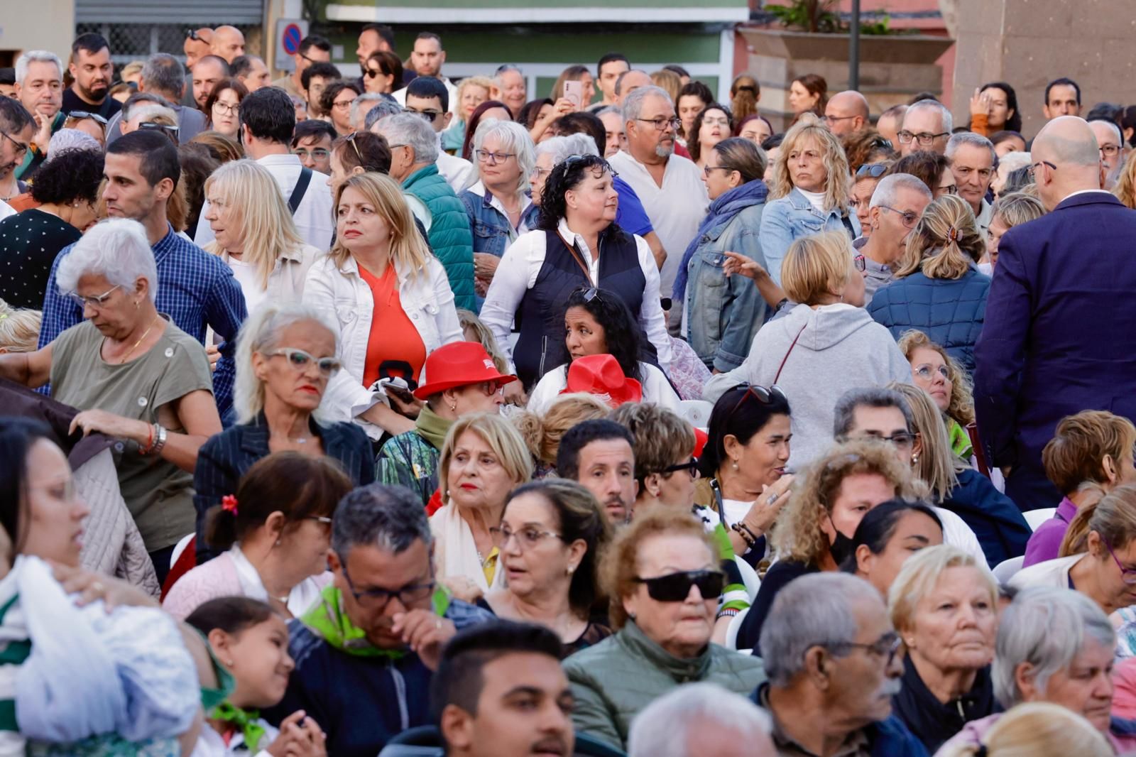 Acto institucional, autoridades, placa y ambiente